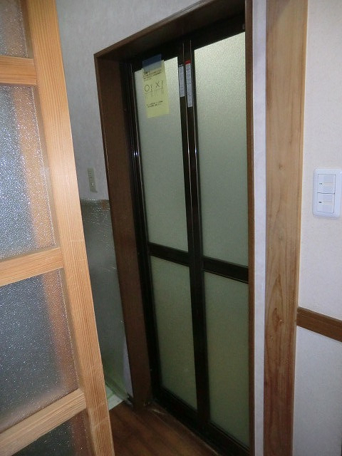 筑豊トーヨーの田川市、古い浴室ドア取替工事です。（＾－＾）の施工後の写真1