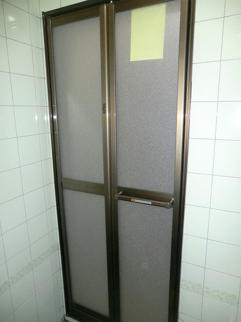 筑豊トーヨーの田川市、古い浴室ドア取替工事です。（＾－＾）の施工後の写真2