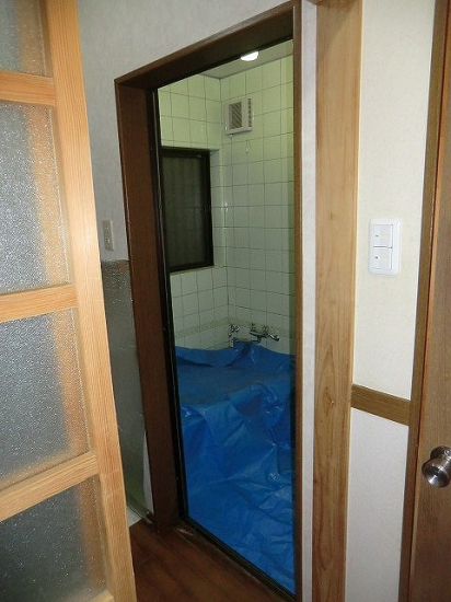 筑豊トーヨーの田川市、古い浴室ドア取替工事です。（＾－＾）施工事例写真1