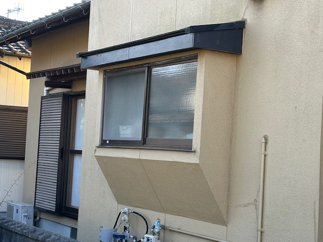 筑豊トーヨーのキッチン窓の防犯&安心対策/雨戸やシャッターが付けられない出窓に格子を設置の施工前の写真1