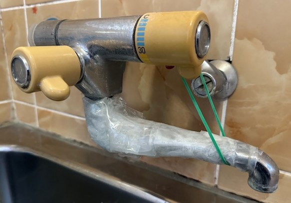 筑豊トーヨーの【田川市】古い浴槽水栓金具を取替えました💧ポタポタ水漏れ解消。の施工前の写真1