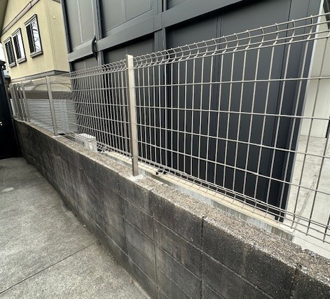 筑豊トーヨーの低い塀の不安を解消！風に強いメッシュフェンスで安心の防犯対策｜北九州市の施工後の写真1