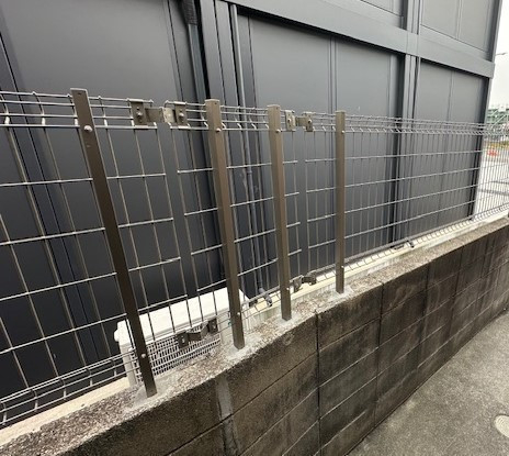 筑豊トーヨーの低い塀の不安を解消！風に強いメッシュフェンスで安心の防犯対策｜北九州市の施工後の写真2