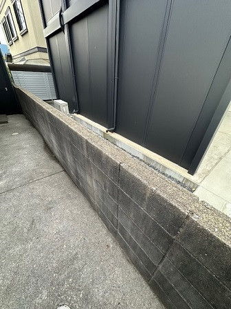 筑豊トーヨーの低い塀の不安を解消！風に強いメッシュフェンスで安心の防犯対策｜北九州市の施工前の写真1