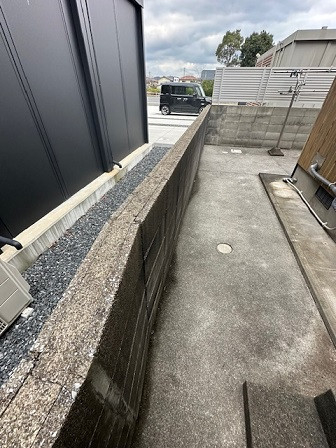 筑豊トーヨーの低い塀の不安を解消！風に強いメッシュフェンスで安心の防犯対策｜北九州市の施工前の写真2