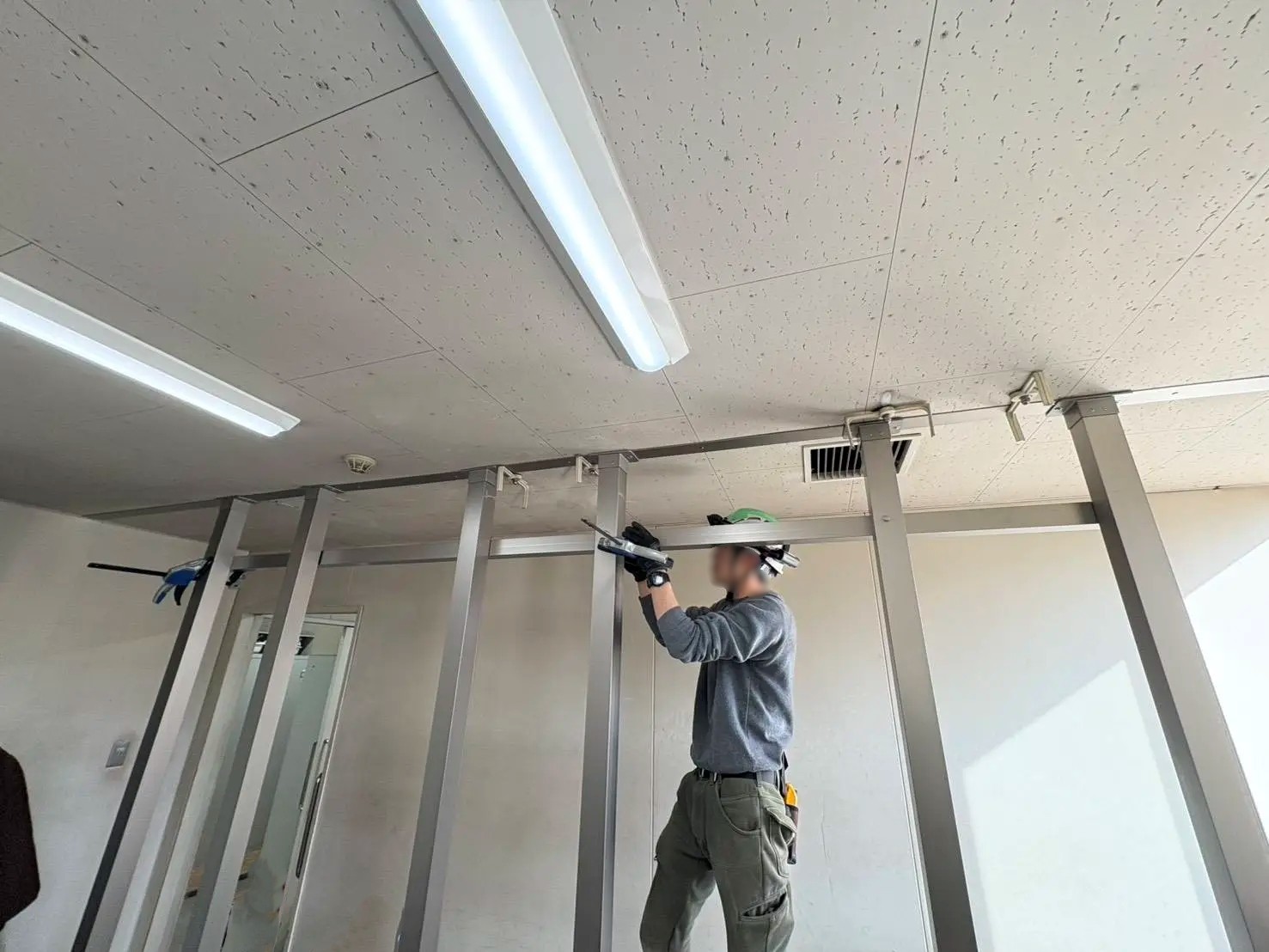 小玉硝子 千歳店の【北海道・胆振】乾燥室を劇的に使いやすく!アルミ物干し設置リフォームのメリットの施工事例詳細写真4