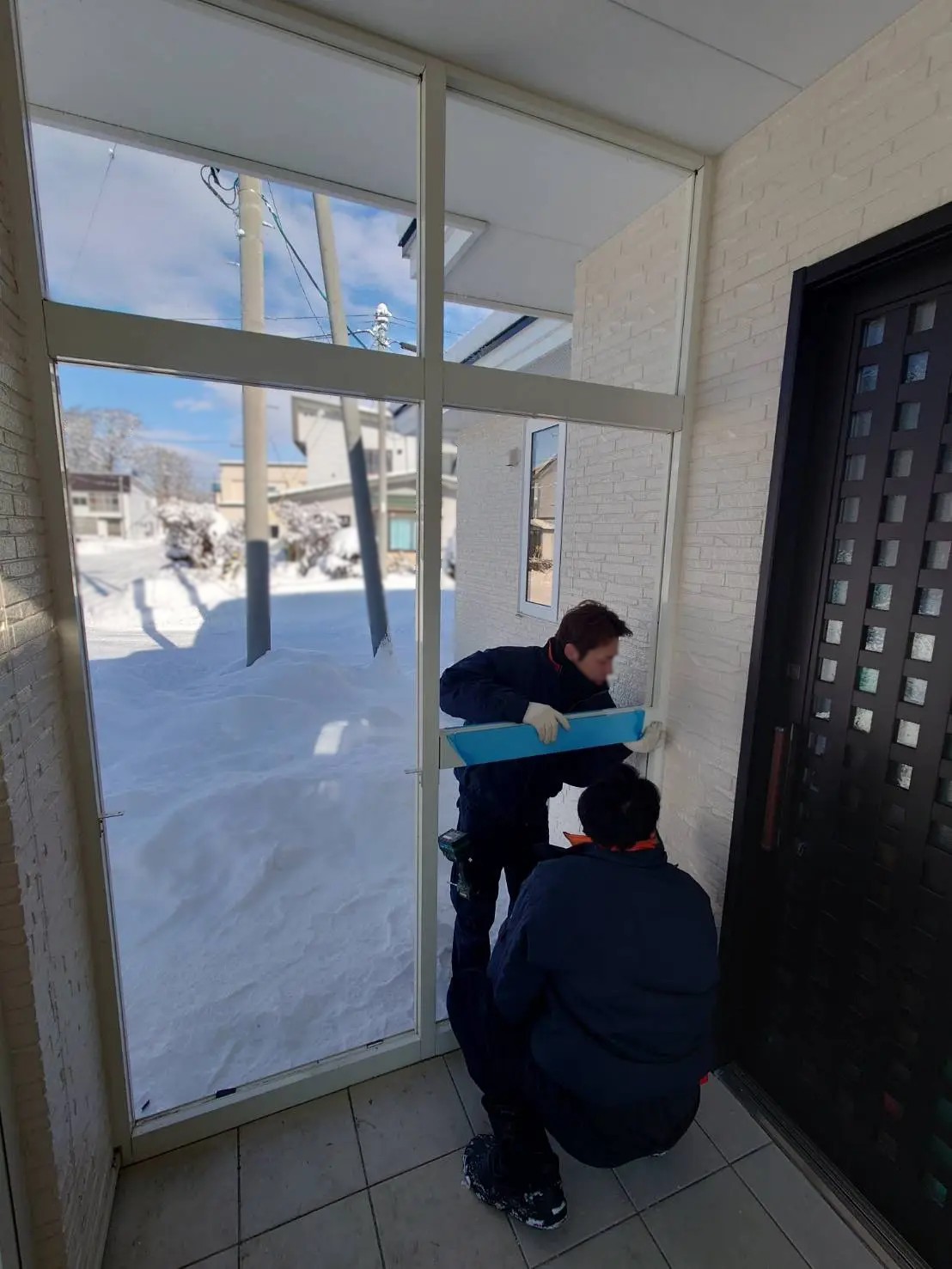 小玉硝子 千歳店の【胆振・北海道】風除室の目隠し対策！ガラスをパネルに変えて中桟でしっかり補強の施工事例詳細写真6