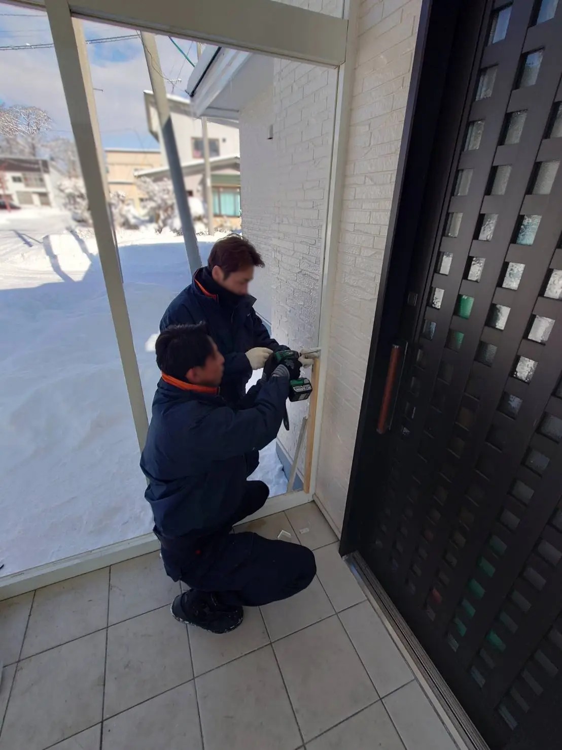 小玉硝子 千歳店の【胆振・北海道】風除室の目隠し対策！ガラスをパネルに変えて中桟でしっかり補強の施工事例詳細写真5