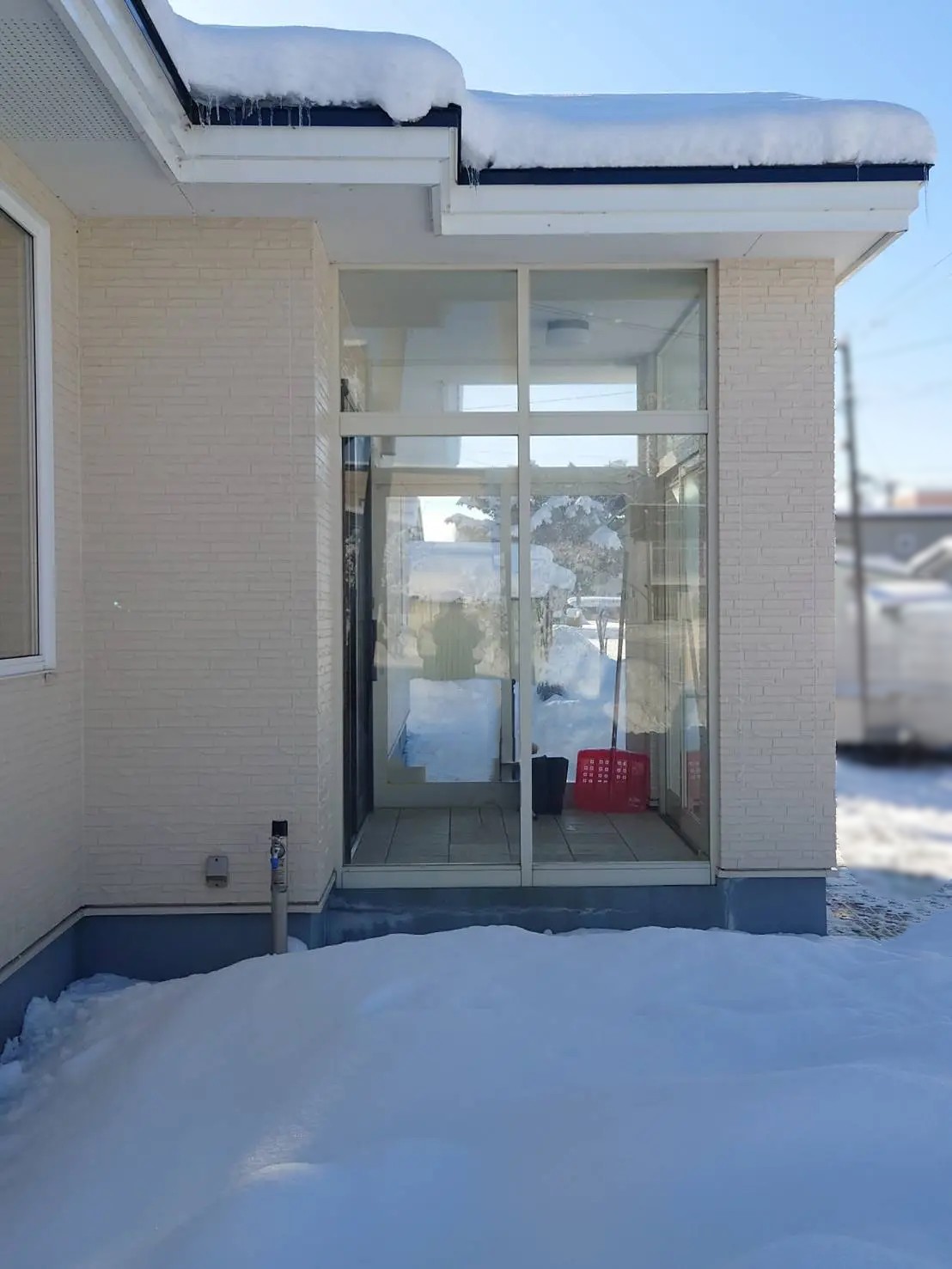 小玉硝子 千歳店の【胆振・北海道】風除室の目隠し対策！ガラスをパネルに変えて中桟でしっかり補強の施工事例詳細写真1