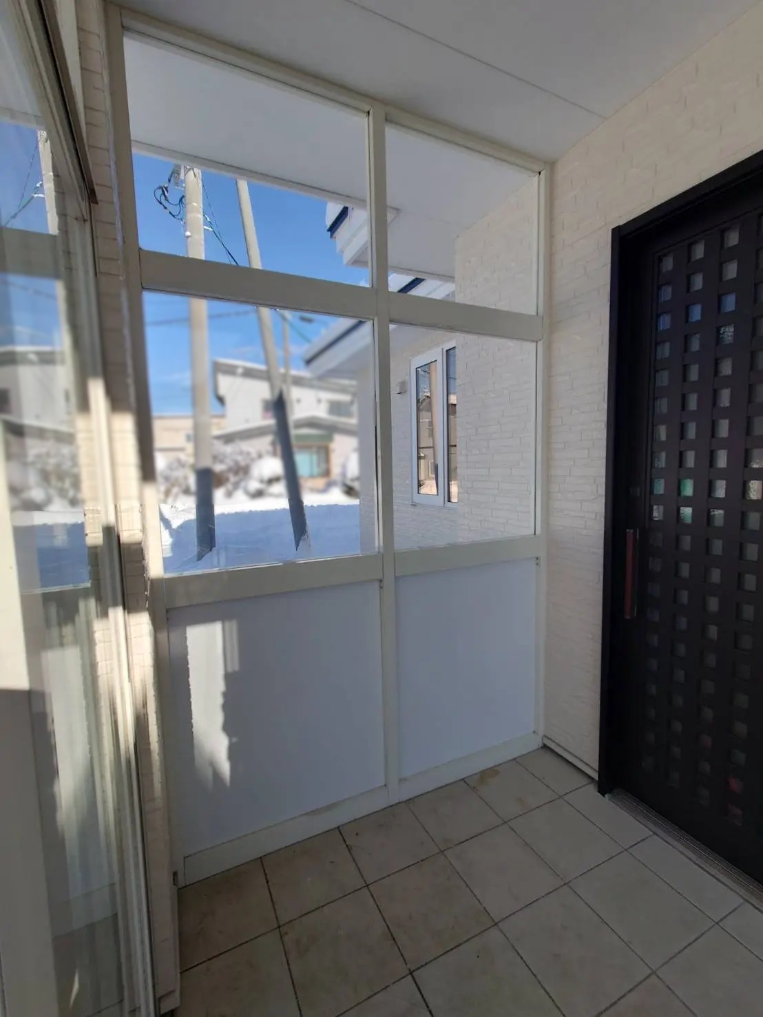 小玉硝子 千歳店の【胆振・北海道】風除室の目隠し対策！ガラスをパネルに変えて中桟でしっかり補強の施工事例詳細写真12