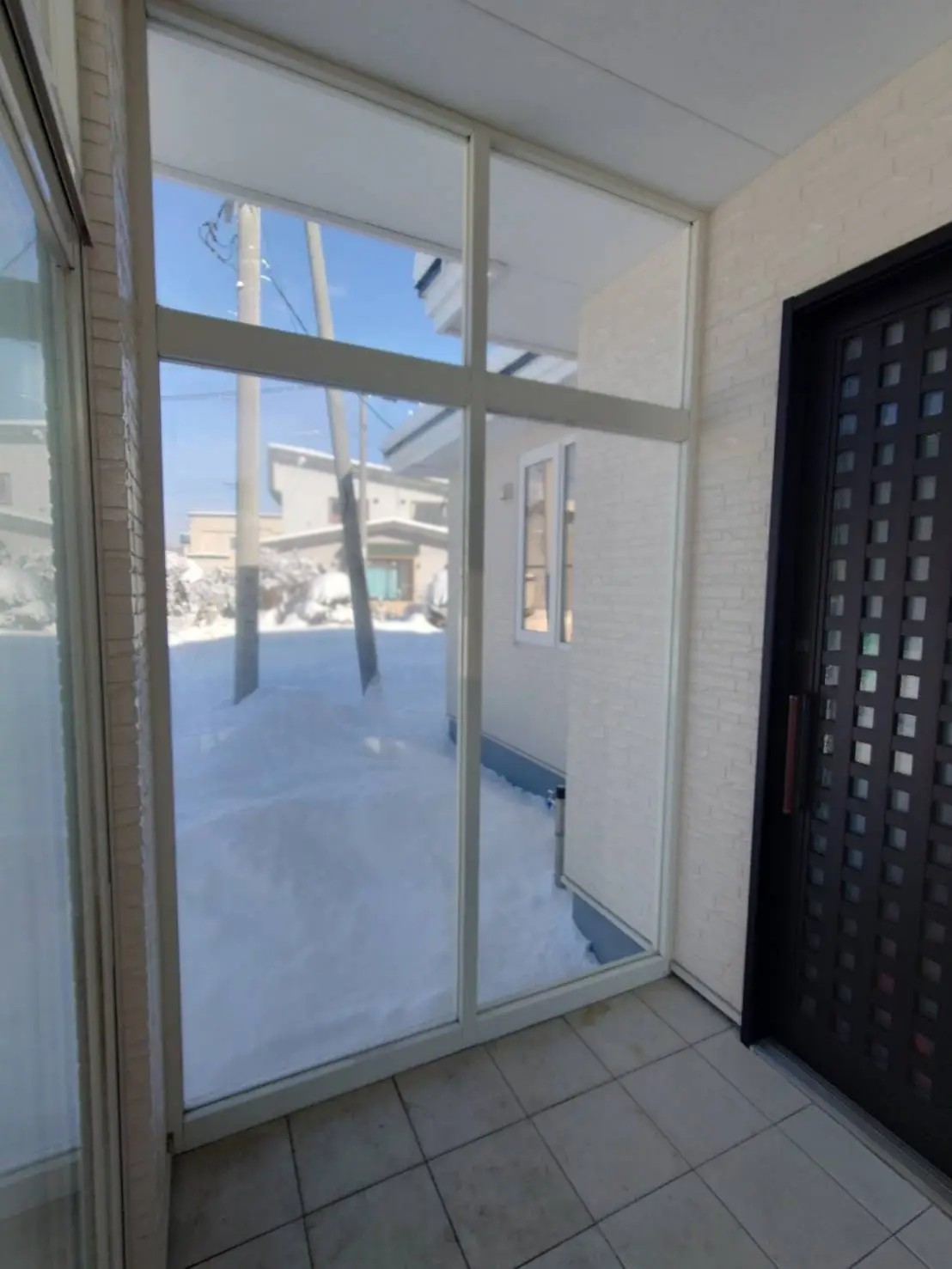 小玉硝子 千歳店の【胆振・北海道】風除室の目隠し対策！ガラスをパネルに変えて中桟でしっかり補強の施工事例詳細写真2