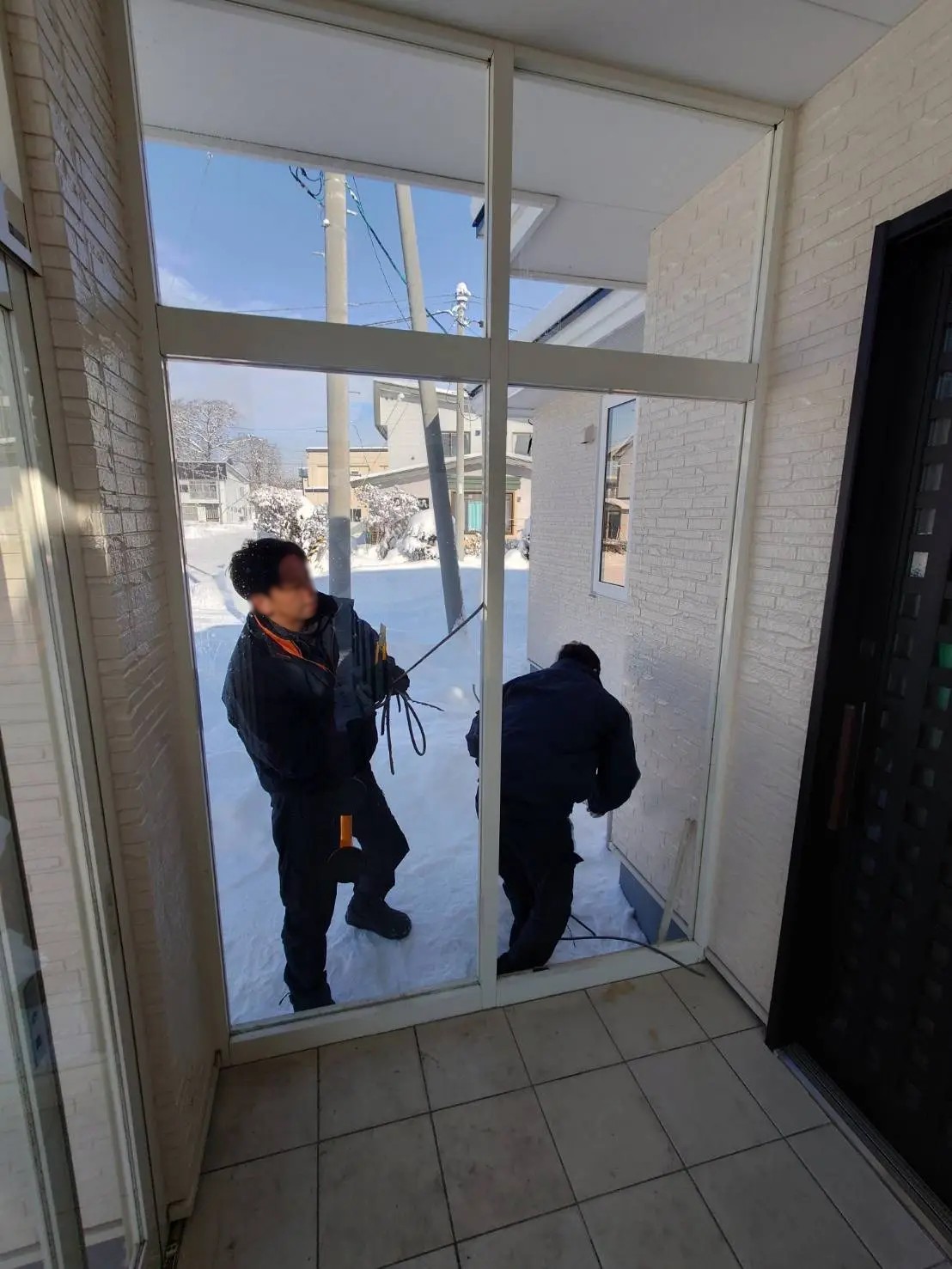 小玉硝子 千歳店の【胆振・北海道】風除室の目隠し対策！ガラスをパネルに変えて中桟でしっかり補強の施工事例詳細写真4