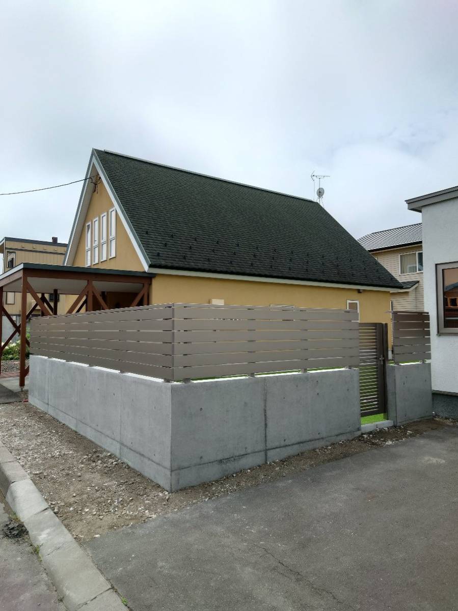 小玉硝子 千歳店のお庭にスタイリッシュなフェンスを取付の施工後の写真2