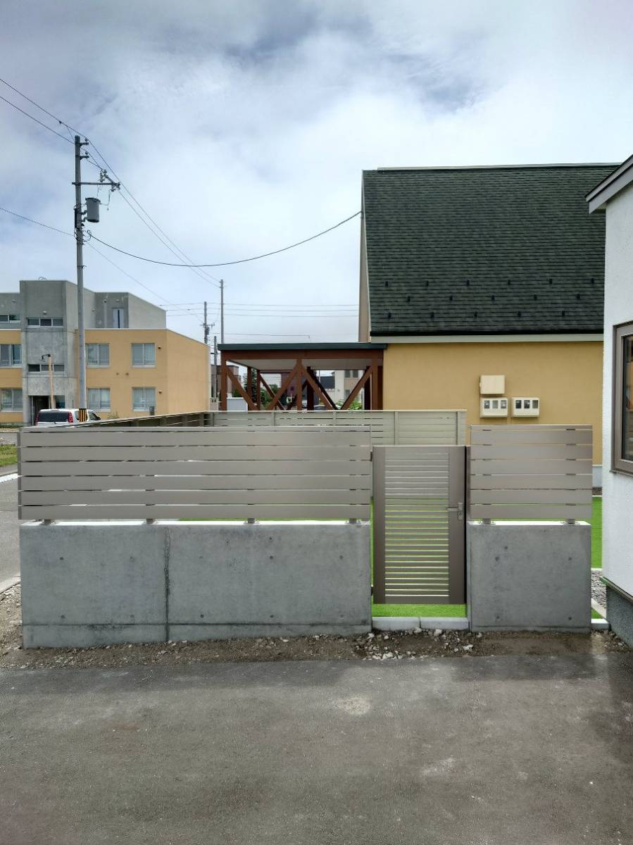 小玉硝子 千歳店のお庭にスタイリッシュなフェンスを取付の施工後の写真3