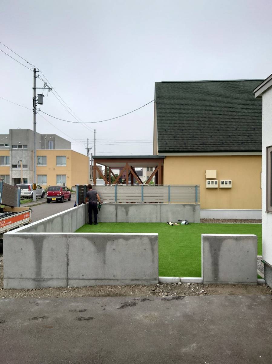 小玉硝子 千歳店のお庭にスタイリッシュなフェンスを取付の施工前の写真3