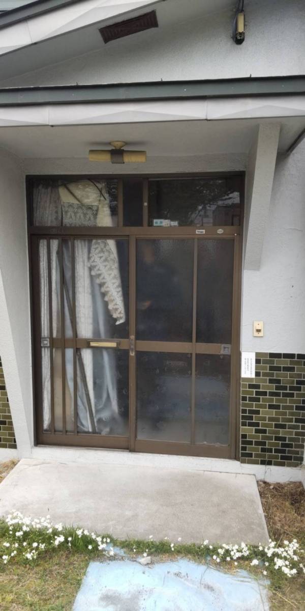 小玉硝子 千歳店の玄関引戸のリフォーム事例です。の施工前の写真1