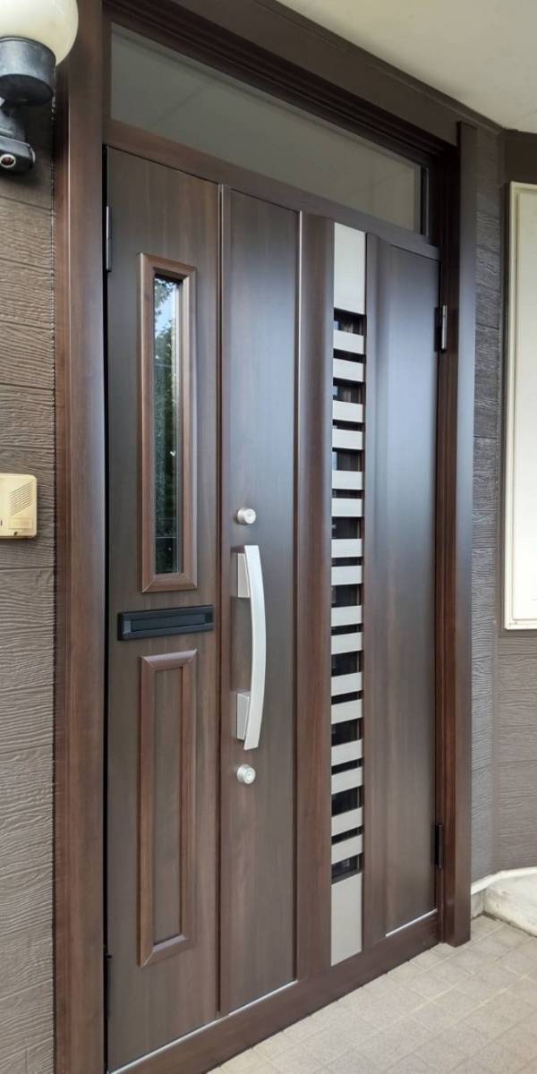 小玉硝子 千歳店の玄関ドアのリフォームです。さらに玄関に網戸が付きました。の施工後の写真1