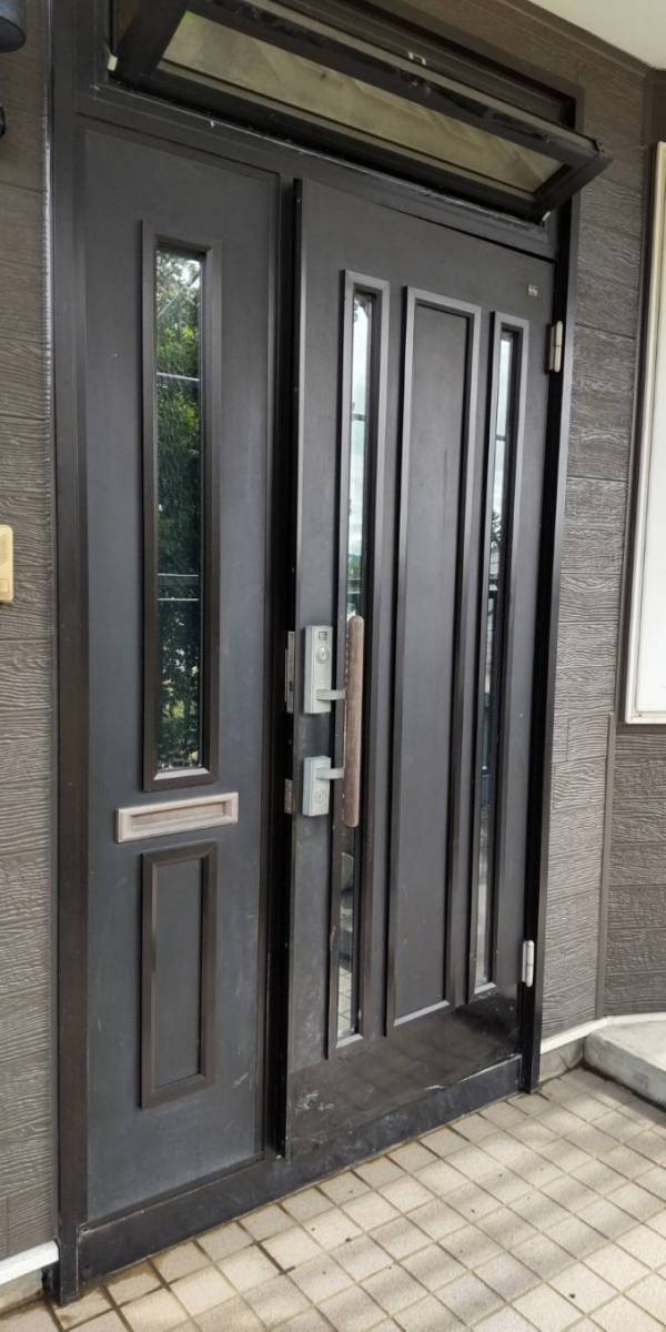 小玉硝子 千歳店の玄関ドアのリフォームです。さらに玄関に網戸が付きました。の施工前の写真1