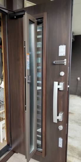 小玉硝子 千歳店の玄関ドアのリフォームです。さらに玄関に網戸が付きました。施工事例写真1