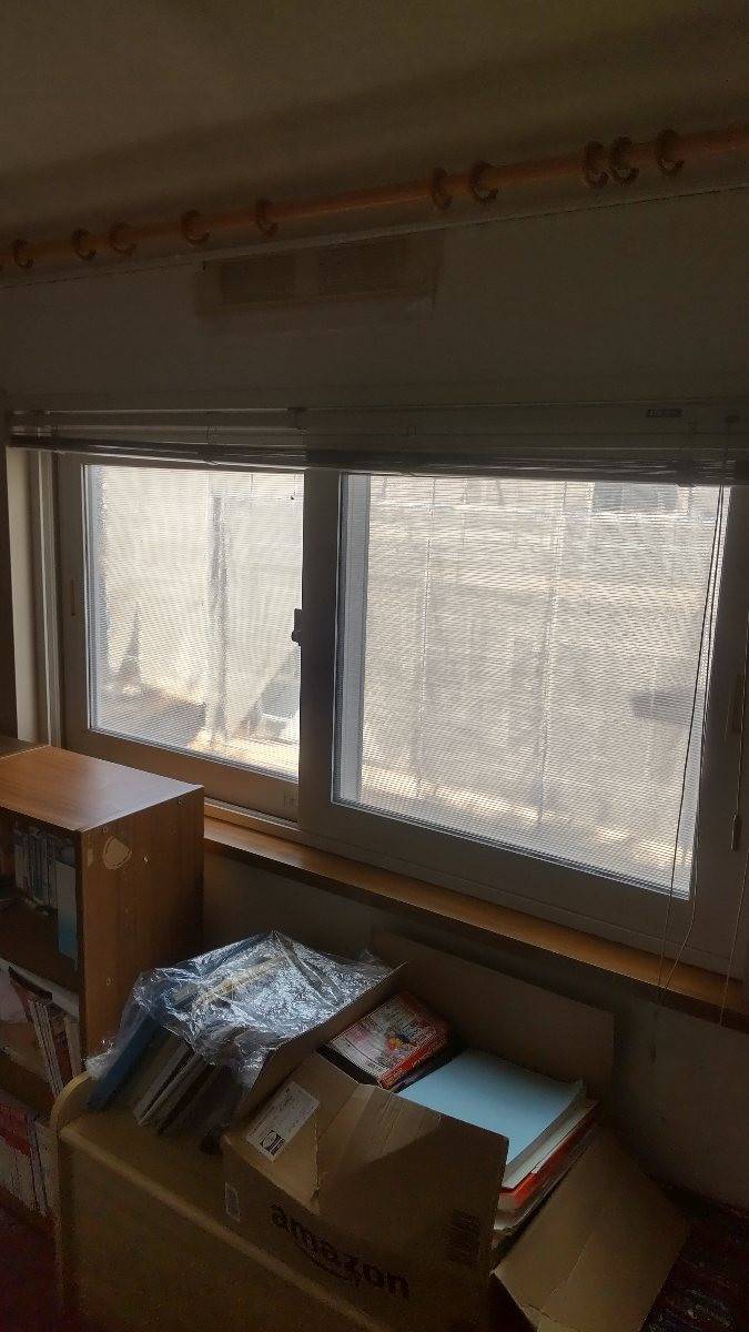 小玉硝子 千歳店の断熱樹脂内窓工事の施工前の写真1
