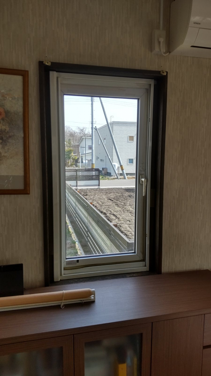 小玉硝子 千歳店の断熱樹脂内窓工事の施工前の写真1