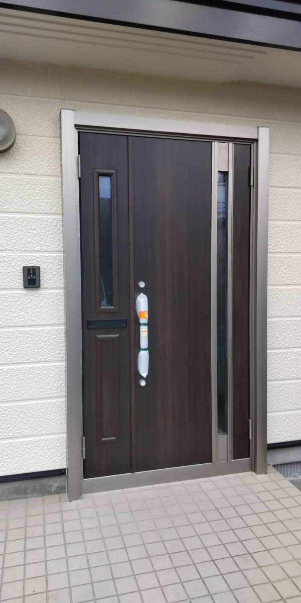 小玉硝子 千歳店の玄関ドアのリフォームです。新しい玄関ドアでおうちもリフレッシュです。の施工後の写真1
