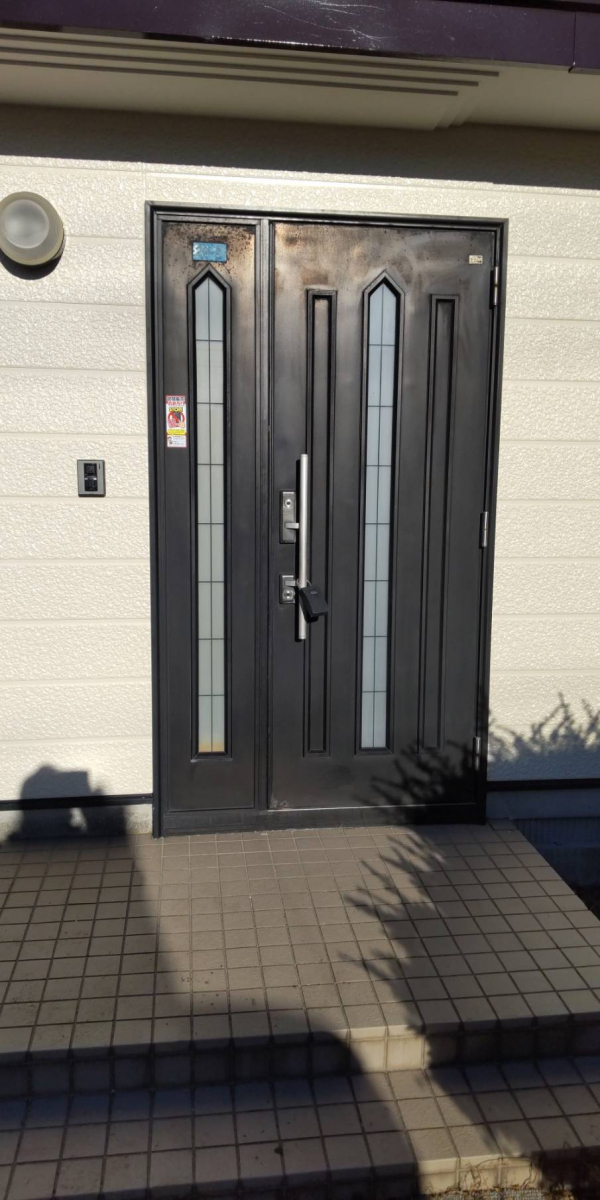 小玉硝子 千歳店の玄関ドアのリフォームです。新しい玄関ドアでおうちもリフレッシュです。の施工前の写真1
