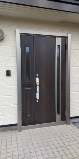 小玉硝子 千歳店の玄関ドアのリフォームです。新しい玄関ドアでおうちもリフレッシュです。施工事例写真1