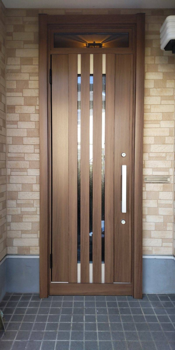小玉硝子 千歳店の玄関ドアのリフォームです。木目の色で高級感UPの施工後の写真1