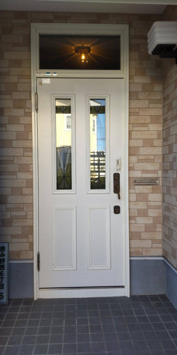 小玉硝子 千歳店の玄関ドアのリフォームです。木目の色で高級感UPの施工前の写真1