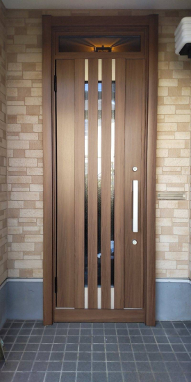 小玉硝子 千歳店の玄関ドアのリフォームです。木目の色で高級感UP施工事例写真1