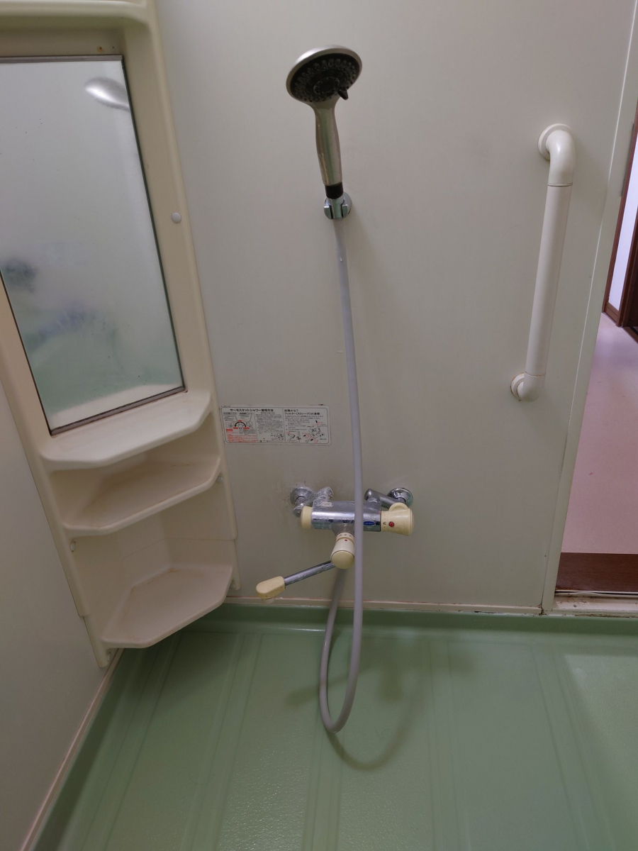 小玉硝子 千歳店のお風呂の水栓金具（カラン）を交換いたしました。の施工前の写真1