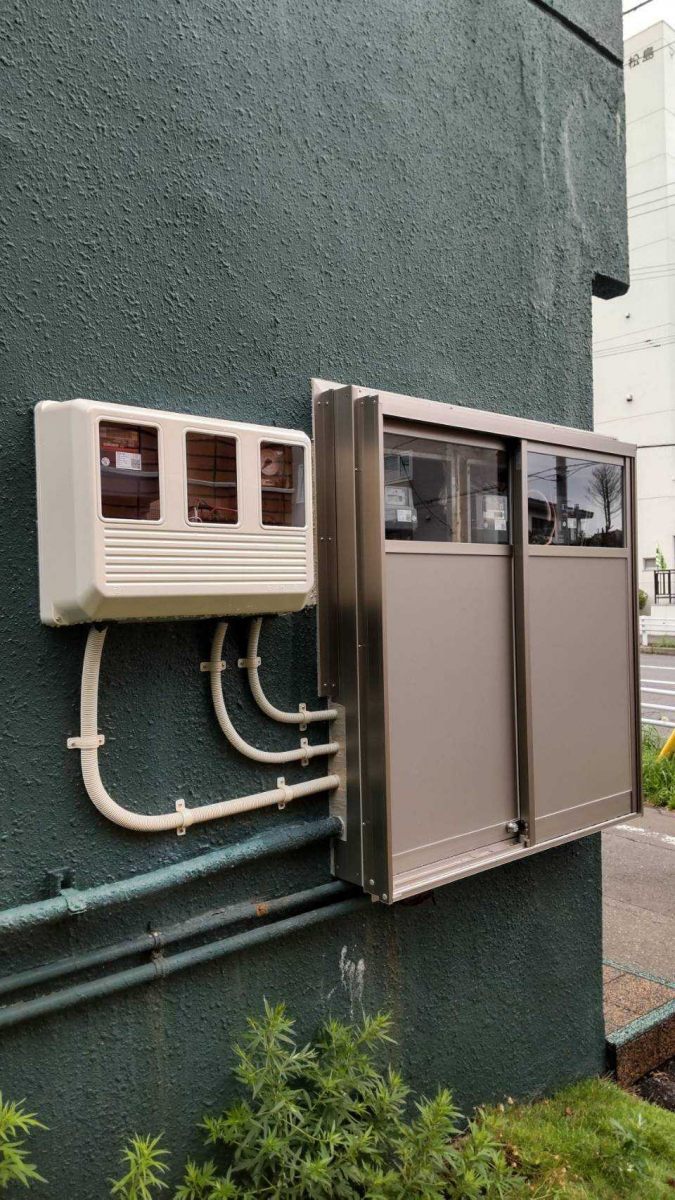 小玉硝子 千歳店の分電盤をカバーする引き違い窓の工事の施工後の写真2