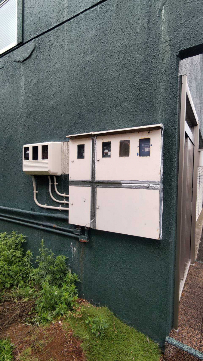 小玉硝子 千歳店の分電盤をカバーする引き違い窓の工事の施工前の写真1
