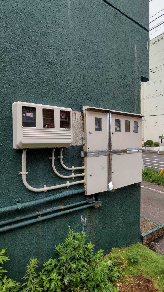 小玉硝子 千歳店の分電盤をカバーする引き違い窓の工事の施工前の写真2