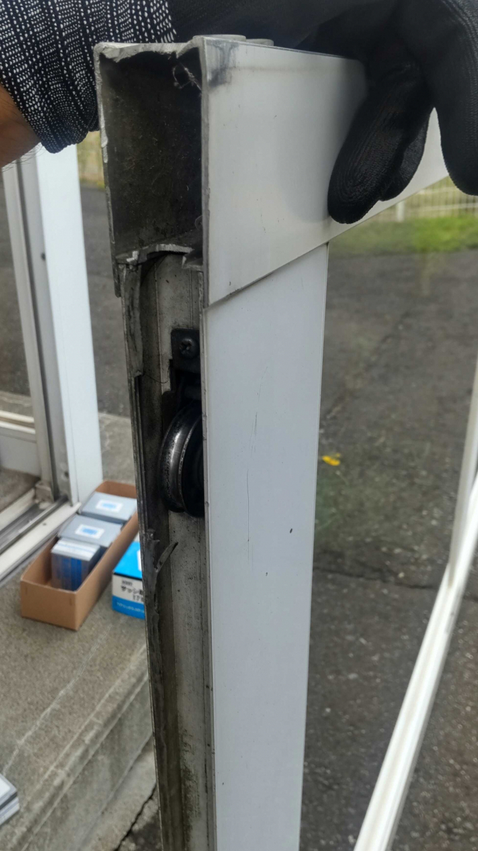 小玉硝子 千歳店の引戸の戸車交換で快適な暮らしを実現！の施工前の写真1
