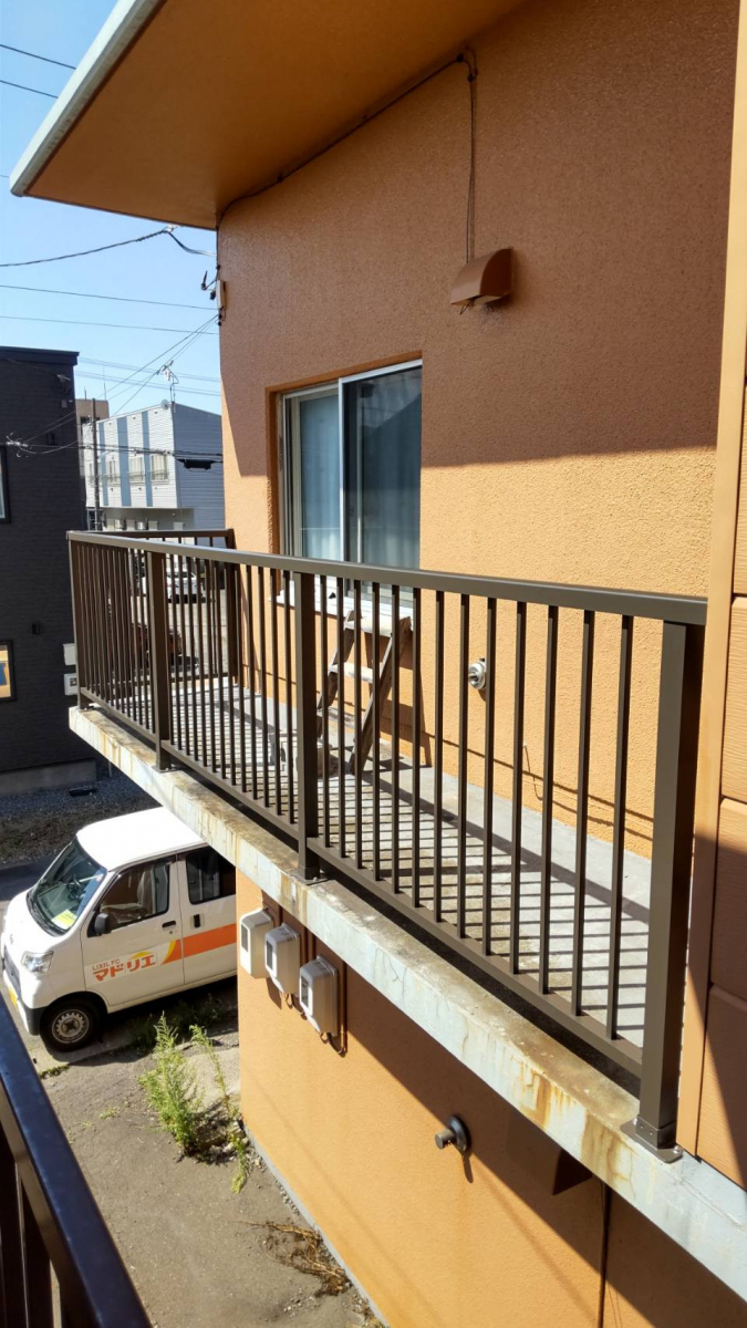 小玉硝子 千歳店の二階のベランダに手すりを施工の施工後の写真1