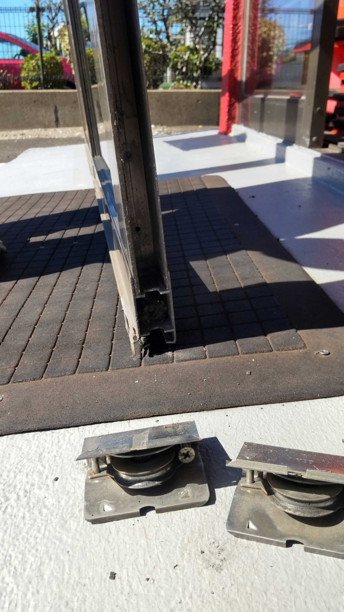 小玉硝子 千歳店の戸車交換で引き戸をスムーズに!の施工前の写真1
