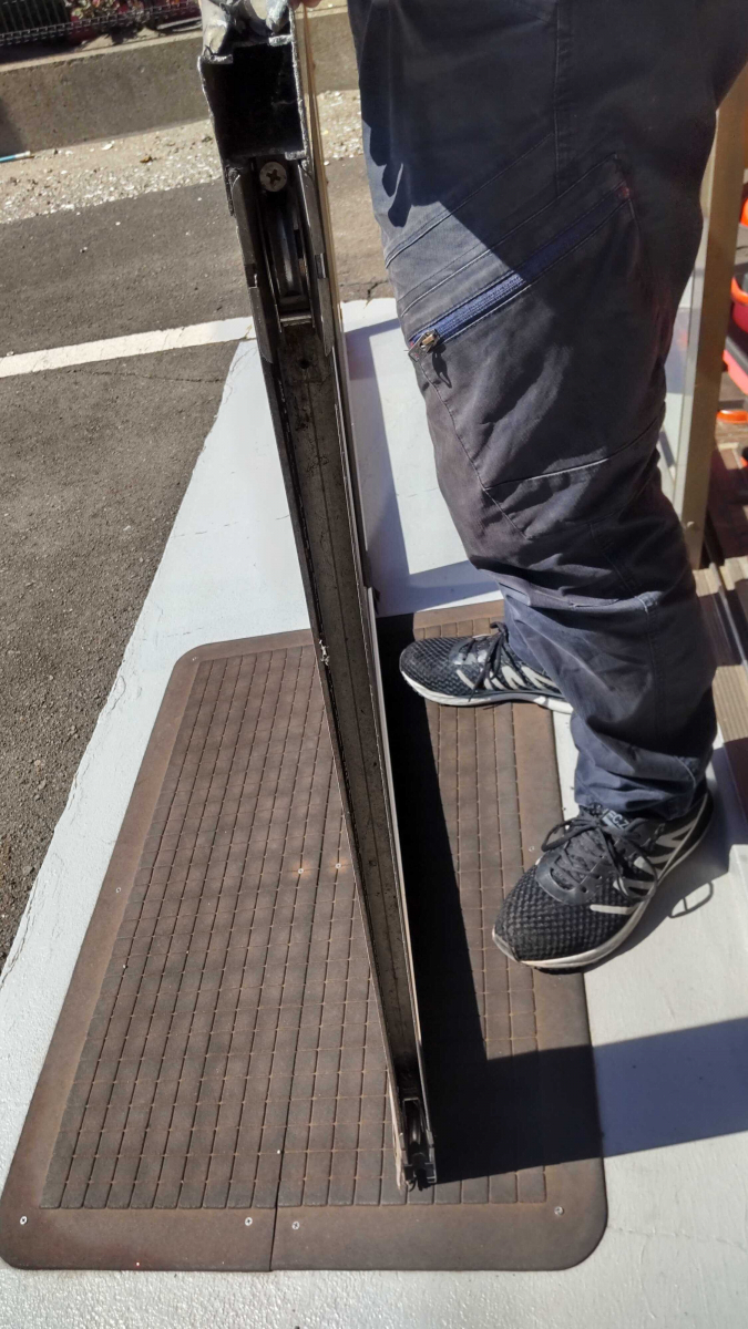 小玉硝子 千歳店の戸車交換で引き戸をスムーズに!の施工前の写真2