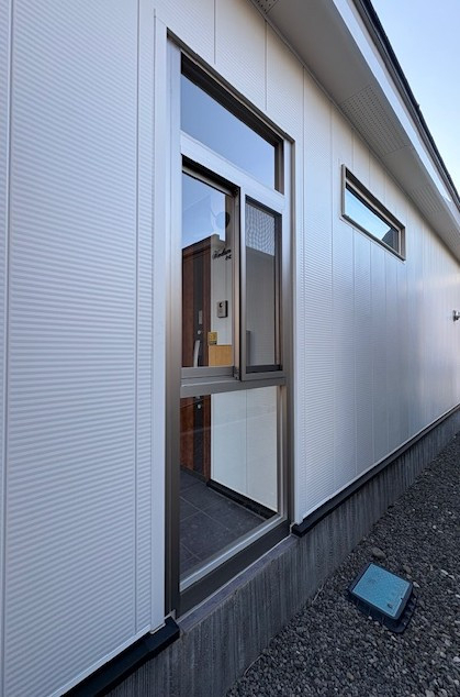 小玉硝子 千歳店の玄関に防風室を設置して快適な住まいへの施工後の写真2