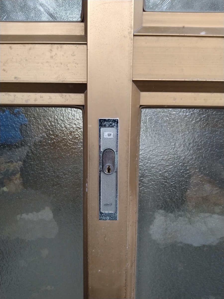 小玉硝子 千歳店の引戸錠の交換時期と費用を徹底解説！鍵の寿命を延ばす方法の施工前の写真1