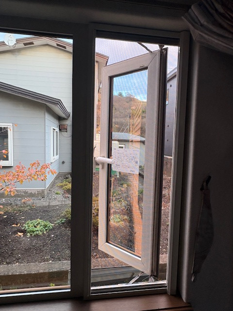 小玉硝子 千歳店の横ロール網戸で快適！使いやすさ抜群の網戸リフォームの施工後の写真2