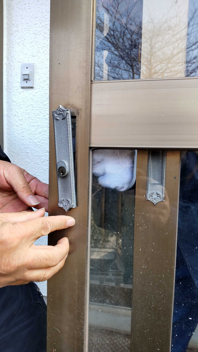 小玉硝子 千歳店の引戸錠交換で防犯強化!交換費用と選び方の施工前の写真1