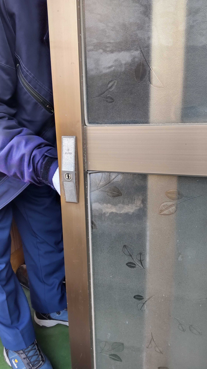 小玉硝子 千歳店の引戸錠交換で防犯強化!交換費用と選び方の施工前の写真2
