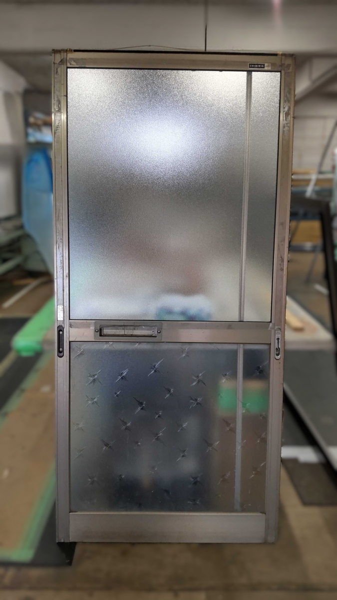 小玉硝子 千歳店の玄関の引戸単板ガラス補修｜持ち込み対応事例の施工後の写真1