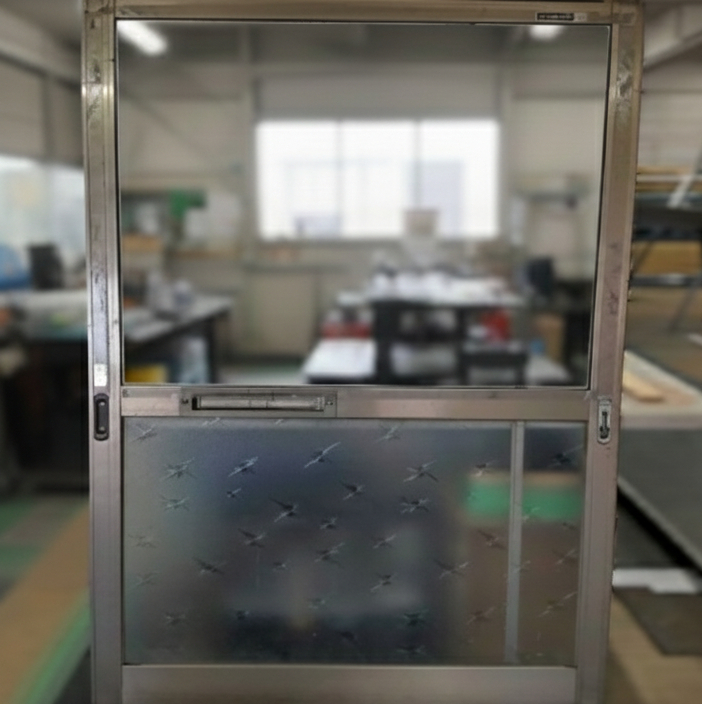 小玉硝子 千歳店の玄関の引戸単板ガラス補修｜持ち込み対応事例の施工前の写真1