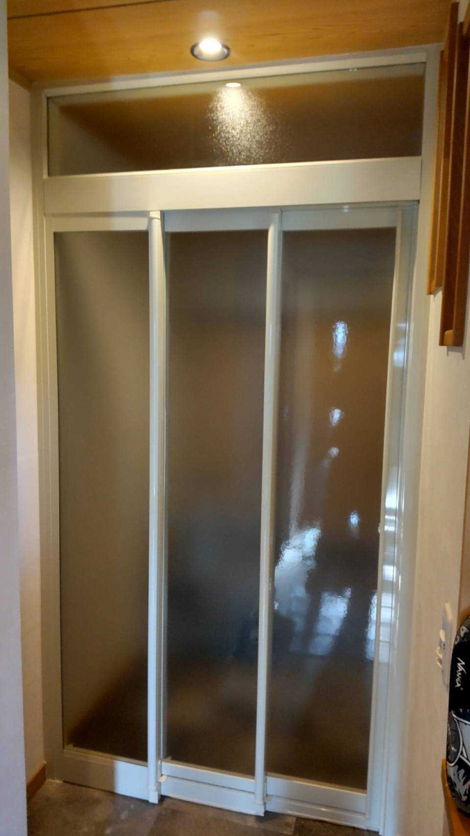 小玉硝子 千歳店の室内風除室で解決！サッシの悩みをリフォームせずに改善の施工後の写真1