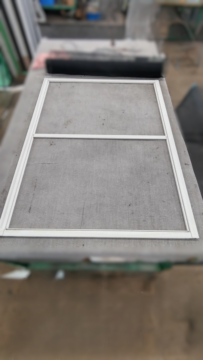 小玉硝子 千歳店の【北海道・胆振】アミドの穴や汚れを放置していませんか？ブラックネットで一新！の施工前の写真1