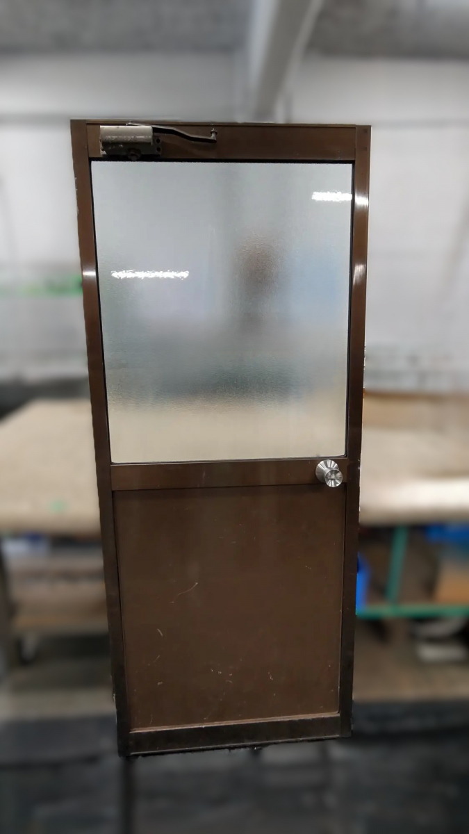 小玉硝子 千歳店の【北海道・胆振】割れたガラスを曇りガラスへ！握り玉交換で使いやすいドアにリフォームの施工後の写真1