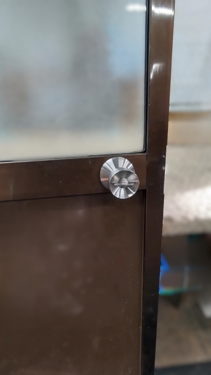 小玉硝子 千歳店の【北海道・胆振】割れたガラスを曇りガラスへ！握り玉交換で使いやすいドアにリフォームの施工後の写真2